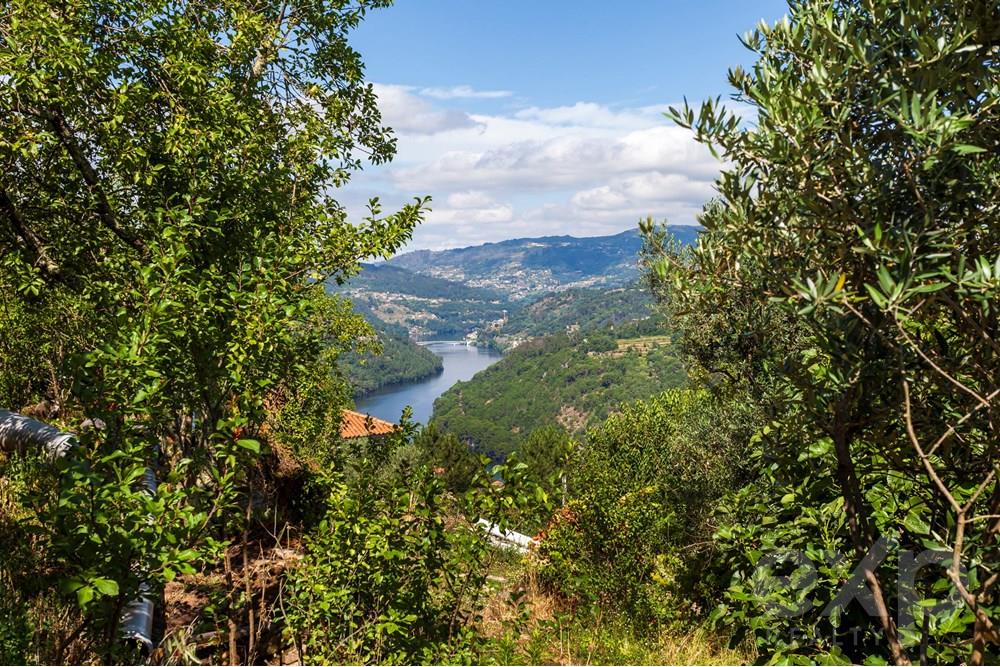 HOUSE FOR RECONSTRUCTION | WONDERFUL VIEWS OVER THE DOURO RIVER