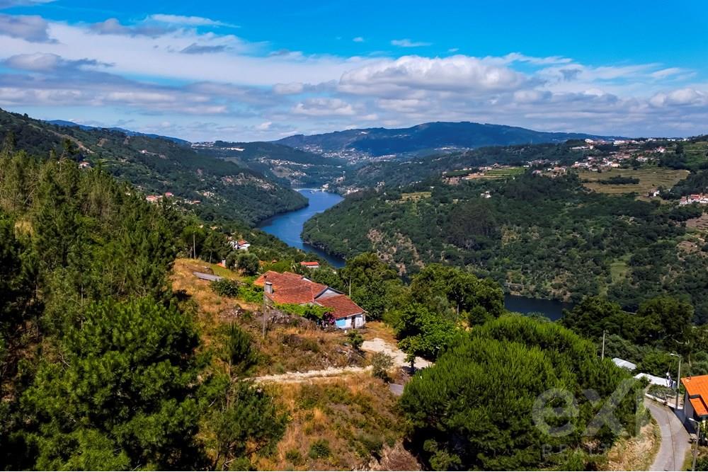 HOUSE FOR RECONSTRUCTION | WONDERFUL VIEWS OVER THE DOURO RIVER