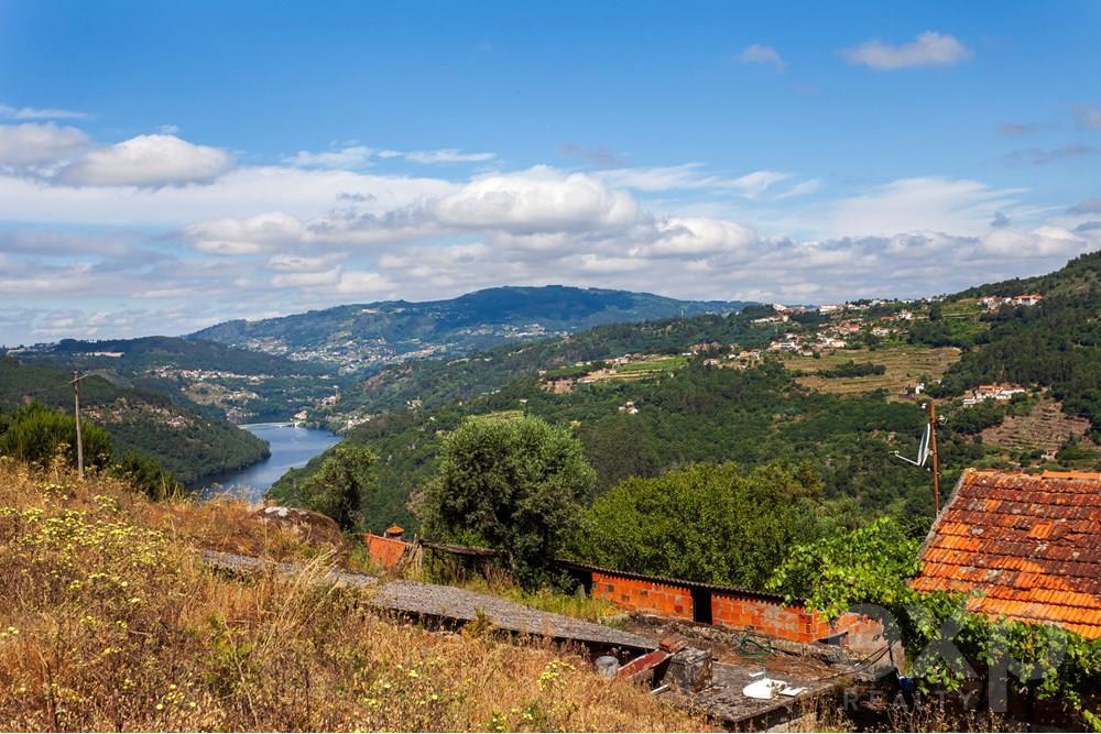 HOUSE FOR RECONSTRUCTION &#124; WONDERFUL VIEWS OVER THE DOURO RIVER