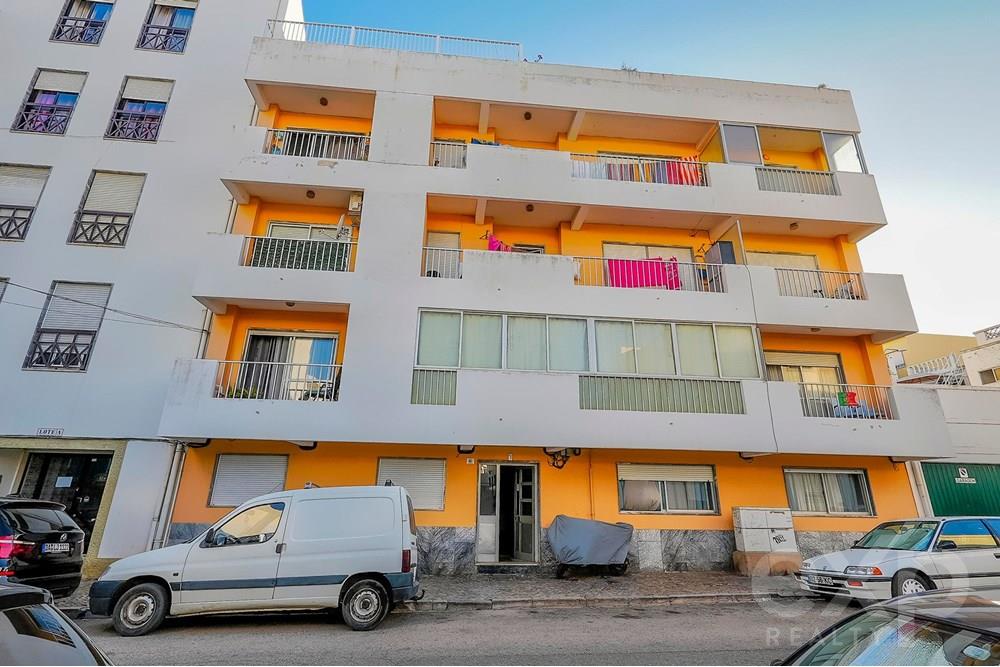 2 bedroom apartment with balconies 3 minutes from the Fuzeta beach.