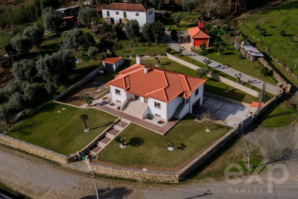 Venda Moradia V5 Totalmente Renovada, Arquitetura Portuguesa, com jardim, em Ponte de Lima