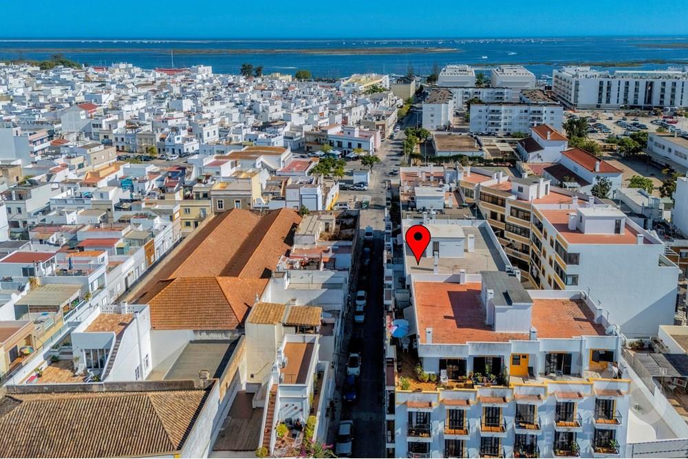 Apartamento T2 totalmente renovado com um enorme terraço muito perto do centro histórico de Olhão.