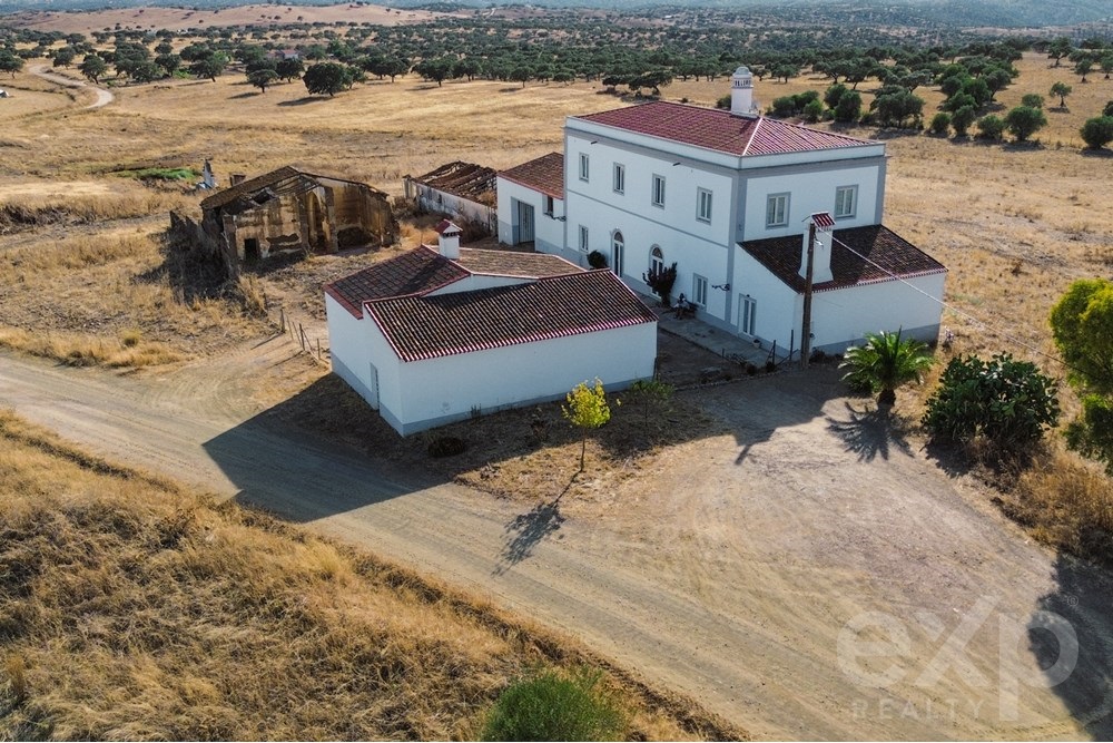 "Timeless Charm Meets Endless Possibilities: Your Serene Alentejo Retreat Awaits!"