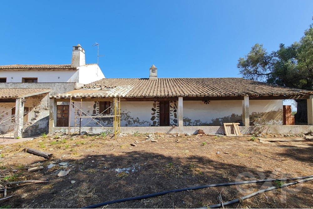 Extraordinary Rustical T7 House  with old pool to be restored, with 10 hectares of land