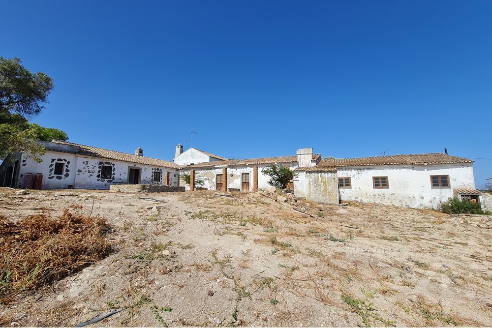 Extraordinary Rustical T7 House  with old pool to be restored, with 10 hectares of land