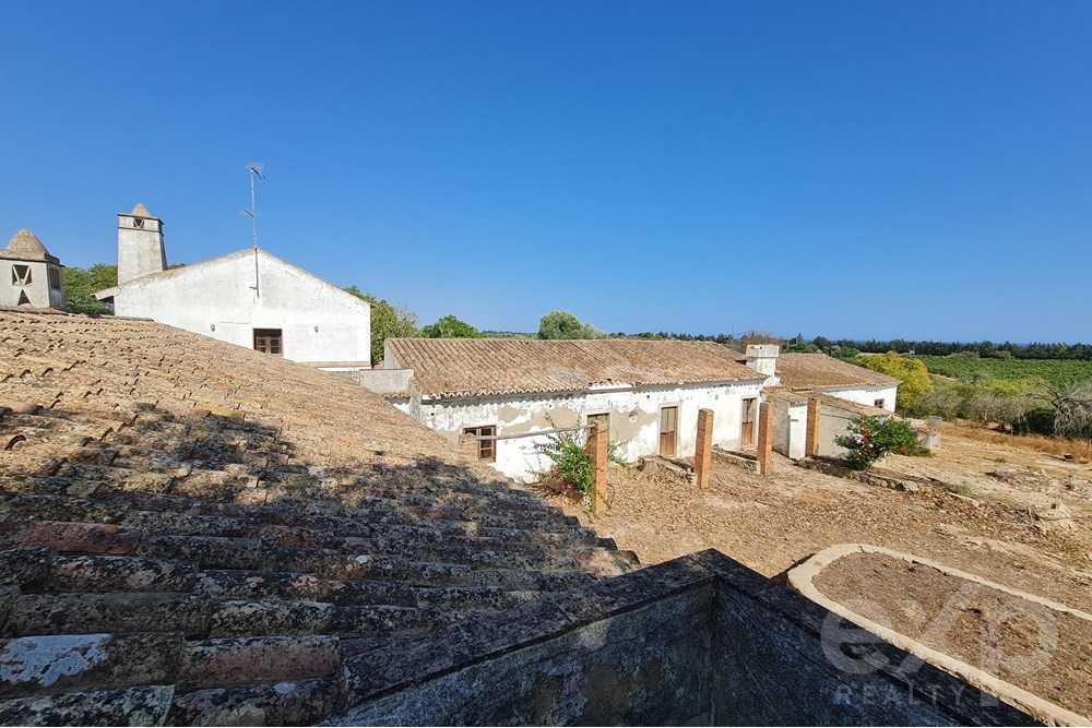 Extraordinária Moradia Rustica T7 com piscina para recuperar, com 10 hectares de terreno