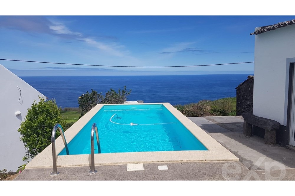 Moradia Renovada T1+1 com piscina e vista mar  em Nordeste