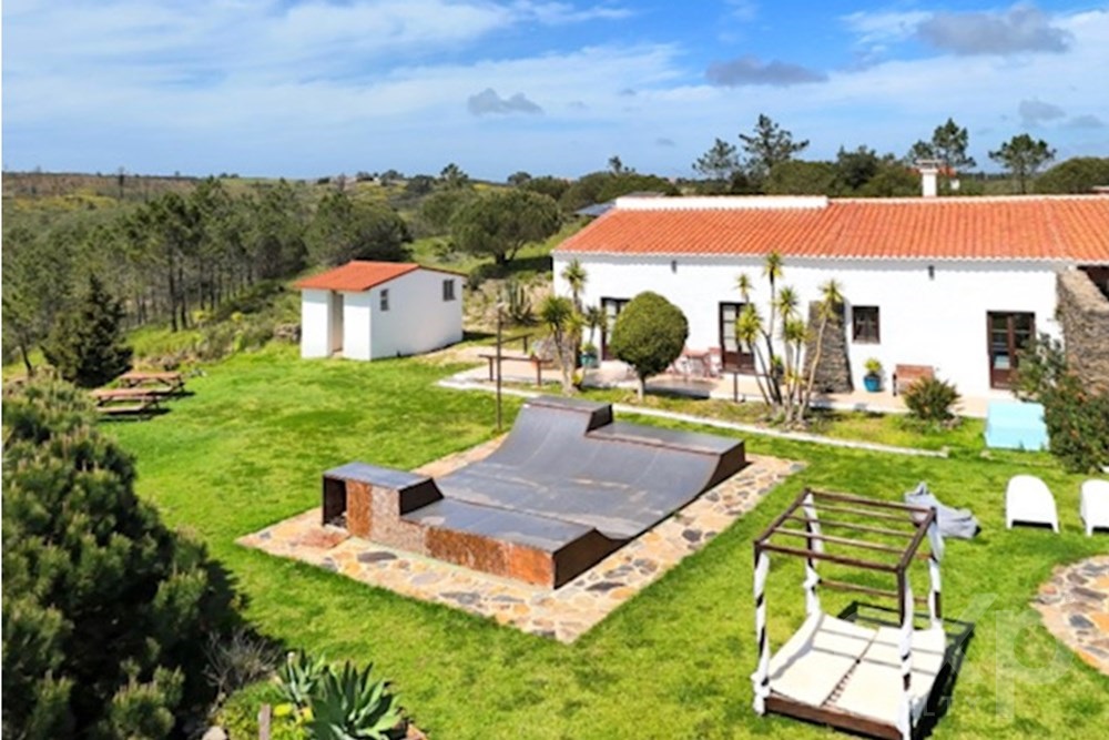 Luxuosa Propriedade com 9 Quartos em Aljezur, Algarve – Perfeita para um Retiro Privado ou Empreendimento Comercial