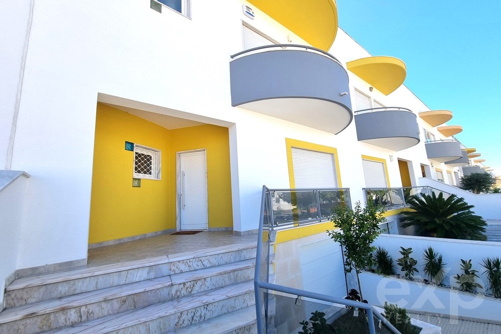 Four bedroom townhouse for sale in Monte da Caparica