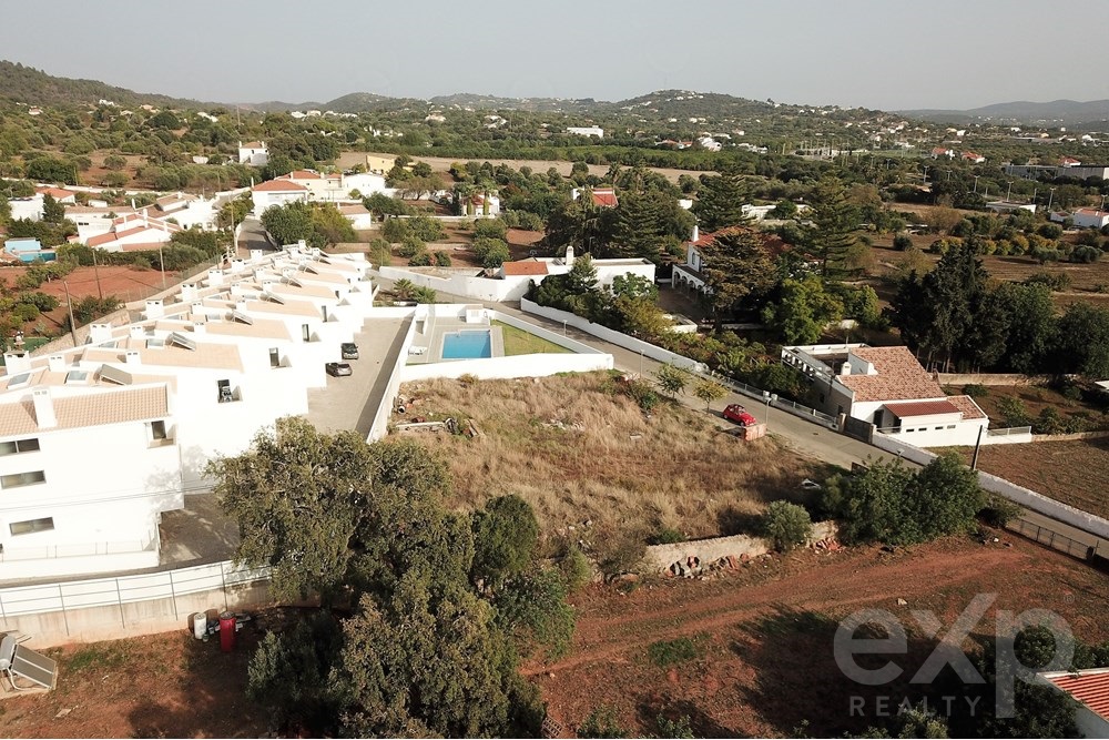 Terreno com licença totalmente aprovada para construção de moradia V4 com piscina comum em São Brás de Alportel.