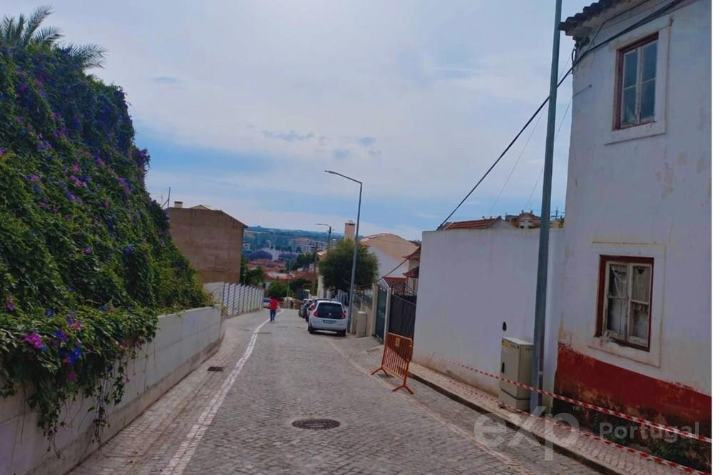 Prédio em propriedade  Total- Rés do chão e 1º andar, com o total de 6 divisões e casa anexa com 3 divisões, em área de logradouro anexa.