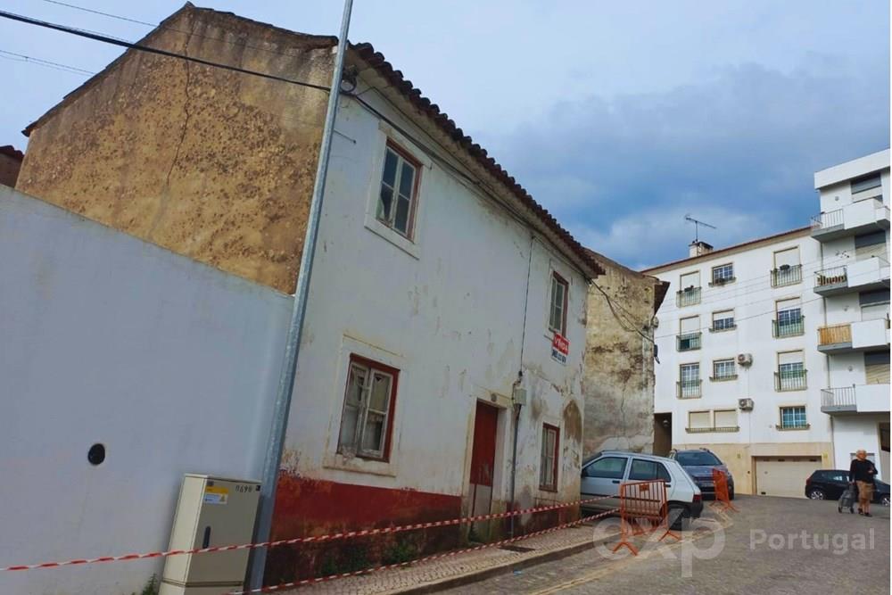 Building in Total property - Ground floor and 1st floor, with a total of 6 rooms and an attached house with 3 rooms, in an attached patio area.