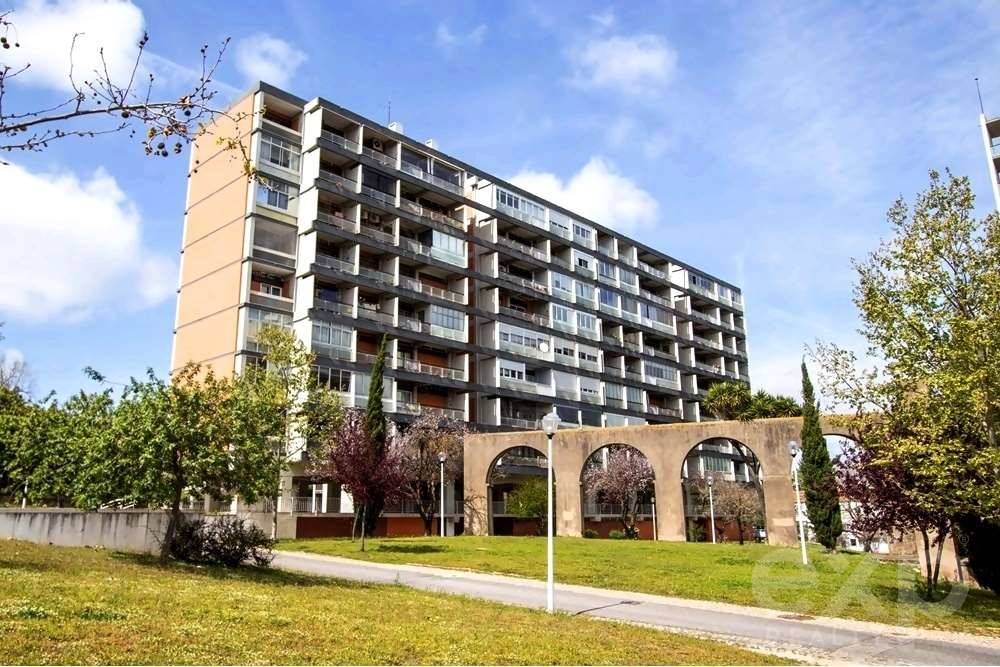 Magnificent T5 apartment next to the Encarnação metropolitan, Olivais Norte