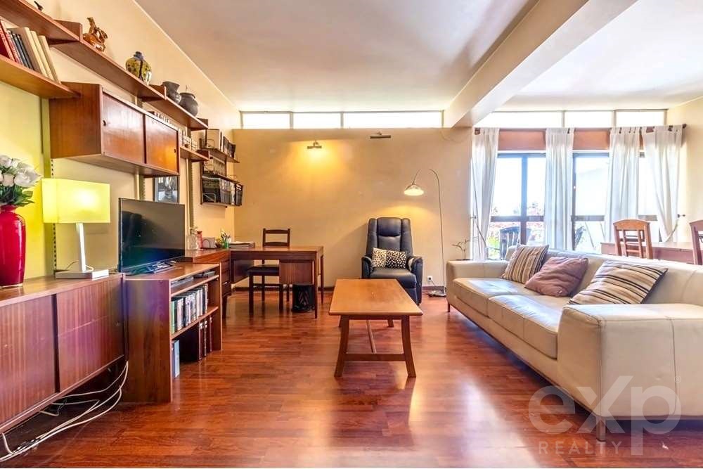 Magnificent T5 apartment next to the Encarnação metropolitan, Olivais Norte