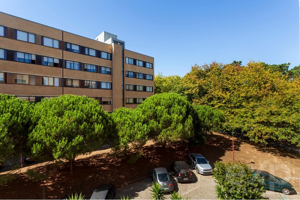 Apartamento T4 no Fluvial, amplo, luminoso e renovado (Arq. Pedro Ramalho).