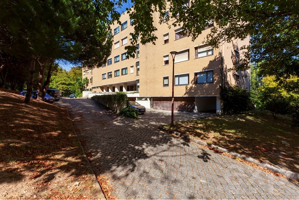 Apartamento T4 no Fluvial, amplo, luminoso e renovado (Arq. Pedro Ramalho).