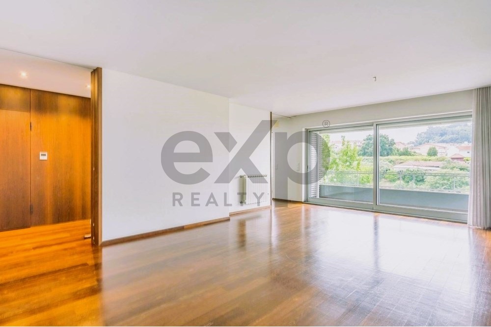 Elegant 3-Bedroom Apartment in São Cosme, Porto