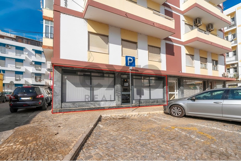 Shop with 61 sqm in a strategic location, very close to downtown Olhão