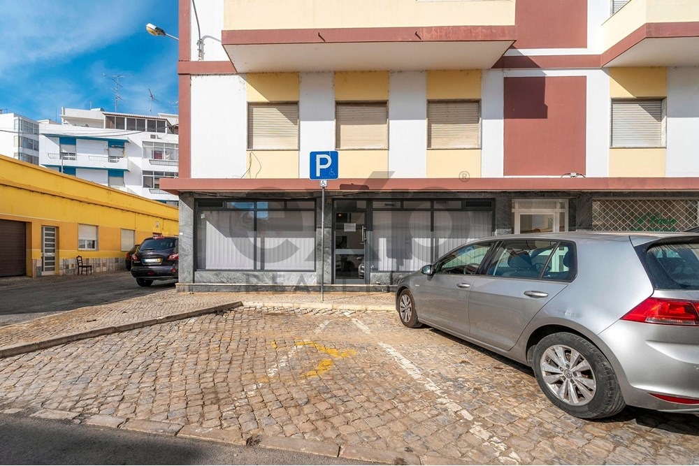 Shop with 61 sqm in a strategic location, very close to downtown Olhão