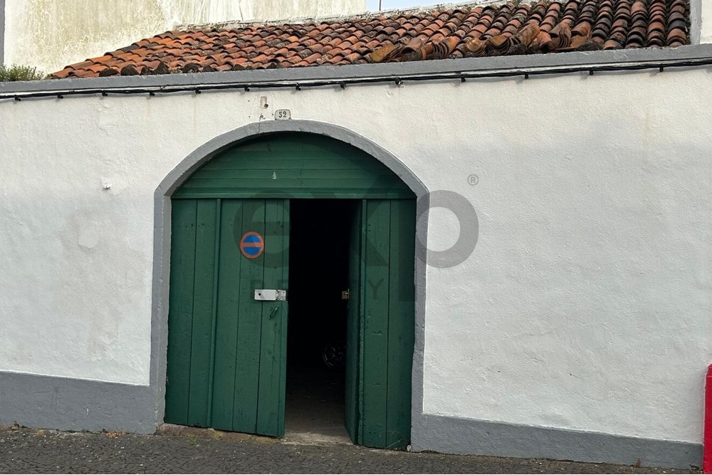 Garagem no Centro da Vila do Porto, Ilha de Santa Maria com PIP Aprovado para T1