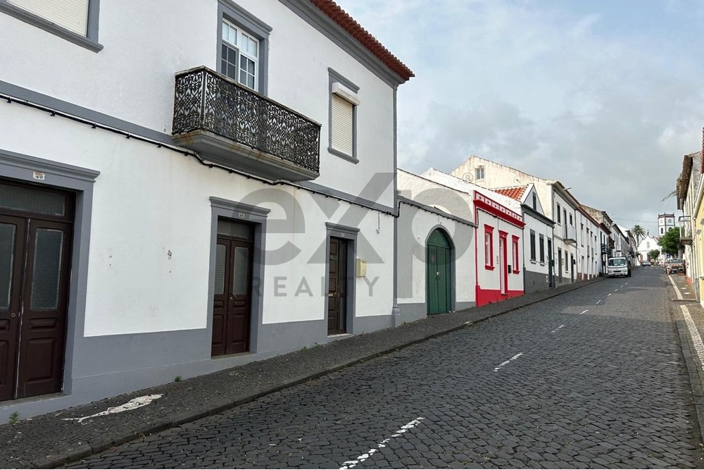 Garagem no Centro da Vila do Porto, Ilha de Santa Maria com PIP Aprovado para T1