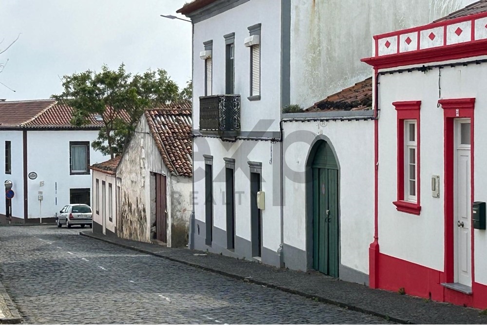 Garagem no Centro da Vila do Porto, Ilha de Santa Maria com PIP Aprovado para T1