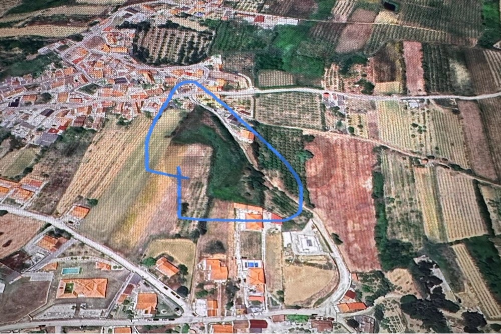 Oportunidade única para uma construção de 417,3 m² em um lote de 2086,5 m² localizado em Bombarral.