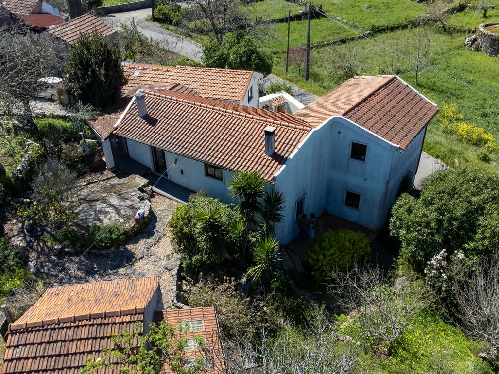 Encantadora Casa de Pedra com 3 Quartos no Centro de Portugal – Perfeita para Entretenimento e Expansão!