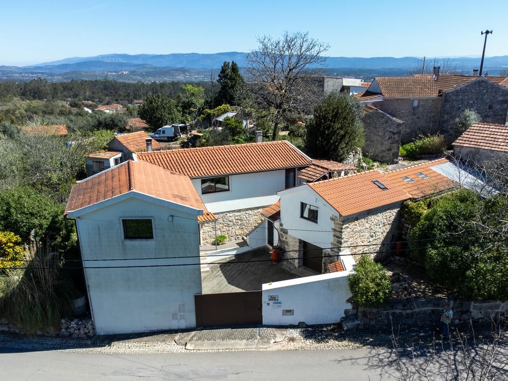 Encantadora Casa de Pedra com 3 Quartos no Centro de Portugal – Perfeita para Entretenimento e Expansão!