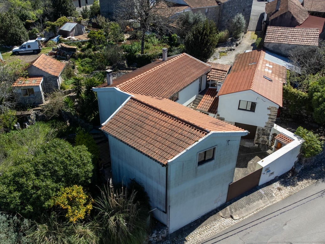Encantadora Casa de Pedra com 3 Quartos no Centro de Portugal – Perfeita para Entretenimento e Expansão!