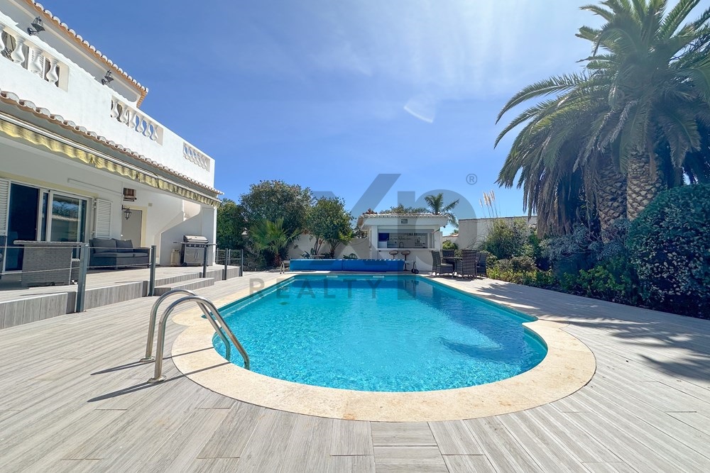 4 Bedroom Detached Villa with Pool in a Calm but Close to Central Location