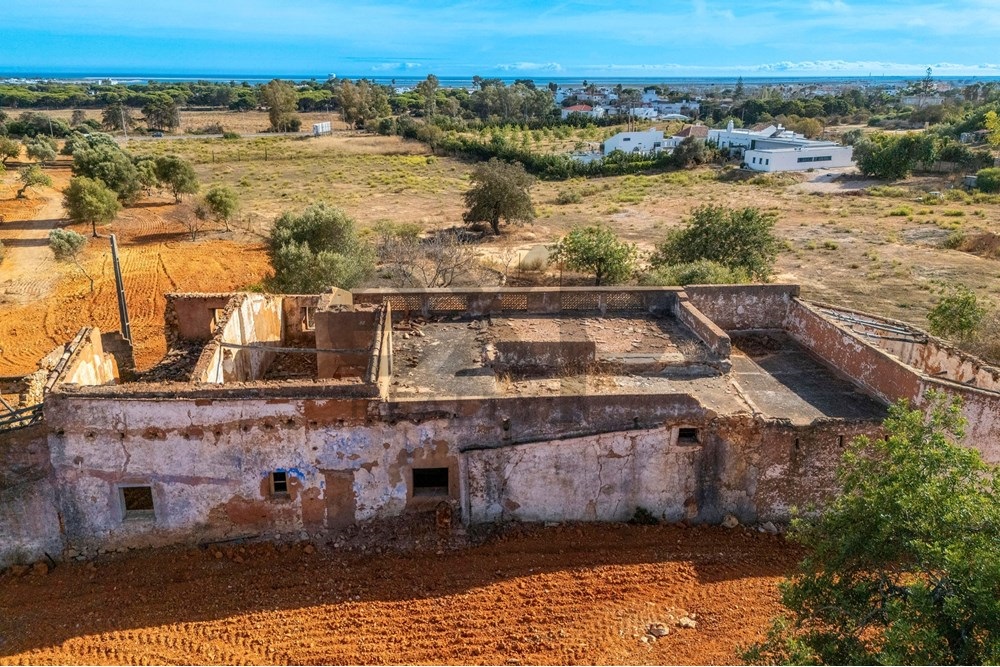 Oportunidade de Investimento - Terreno Urbano com Ruína e Vista Panorâmica para o Mar em Olhão