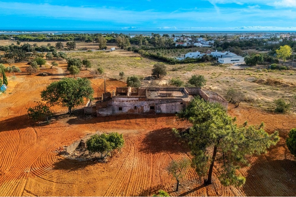 Oportunidade de Investimento - Terreno Urbano com Ruína e Vista Panorâmica para o Mar em Olhão