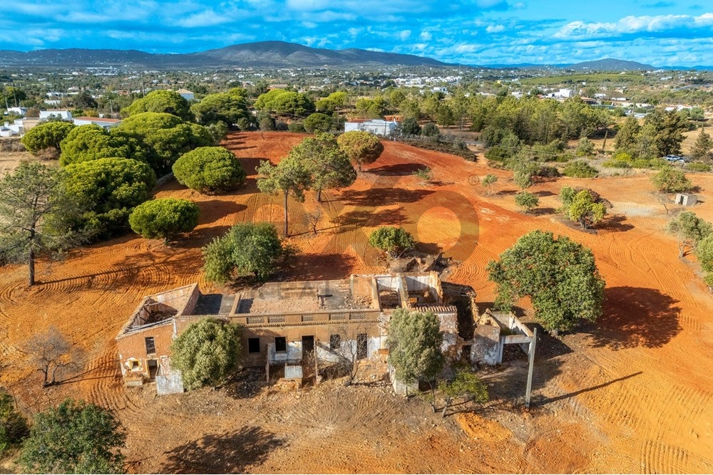 Oportunidade de Investimento - Terreno Urbano com Ruína e Vista Panorâmica para o Mar em Olhão