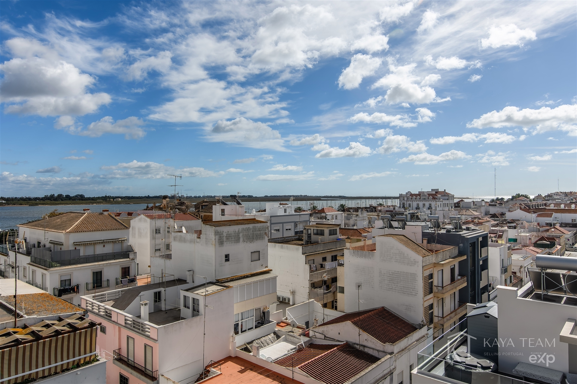 Desfrute do melhor de dois mundos, o Algarve e a Andaluzia, com este espaçoso apartamento de estilo moderno em Vila Real de Santo António.