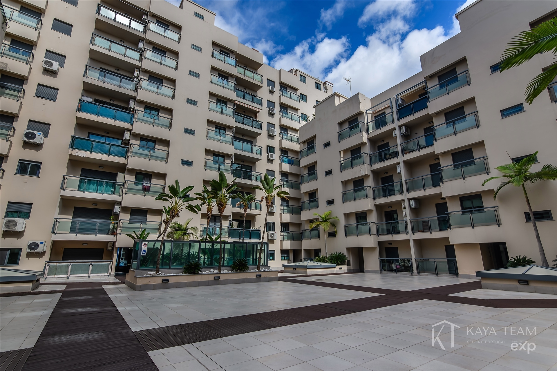 Desfrute do melhor de dois mundos, o Algarve e a Andaluzia, com este espaçoso apartamento de estilo moderno em Vila Real de Santo António.