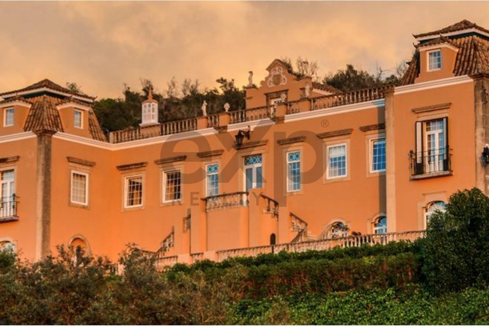 Palacete histórico de luxo: Joia de 1920 com piscina e mobília incluída