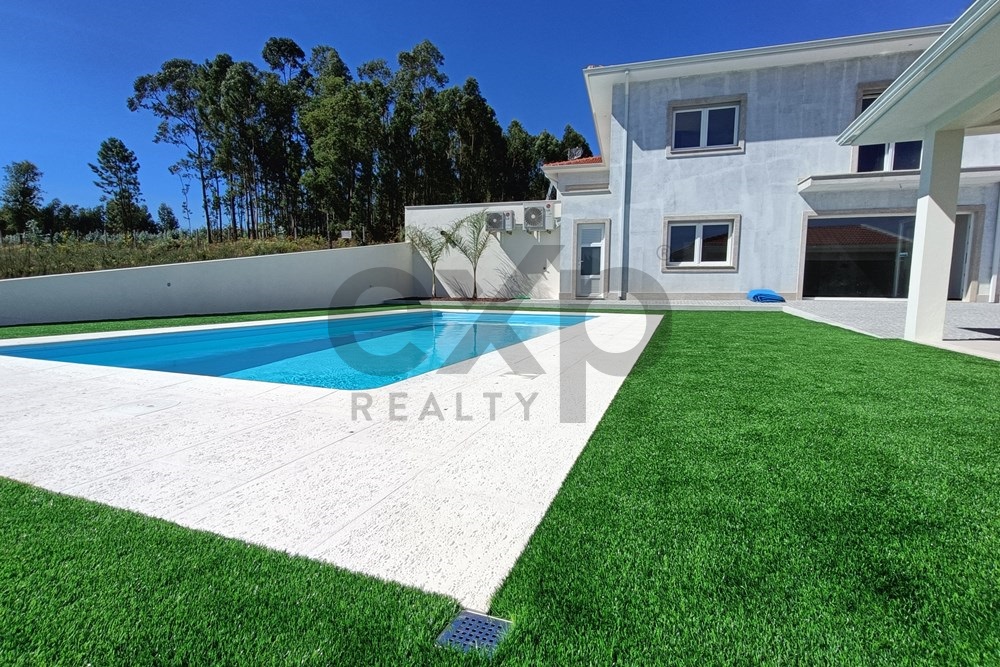 New 4 bedroom detached house with pool in Lobão