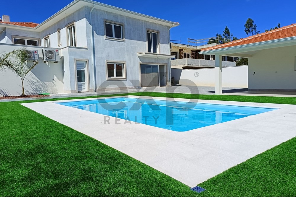 New 4 bedroom detached house with pool in Lobão