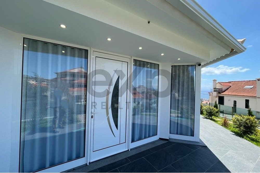 A sua casa de sonho na Madeira espera por si: luxo moderno"