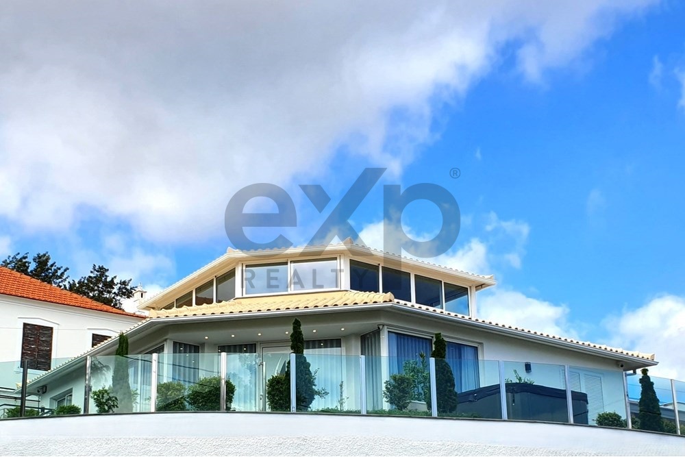 A sua casa de sonho na Madeira espera por si: luxo moderno"