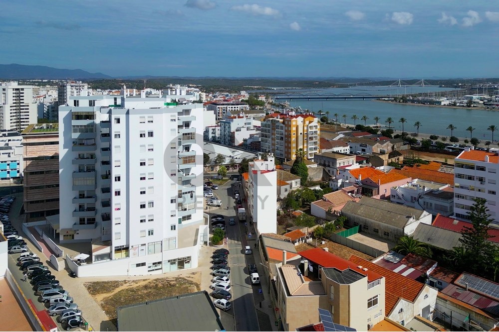 Lindo Apartamento T2 Renovado com Vista Deslumbrante para o Rio e a Cidade