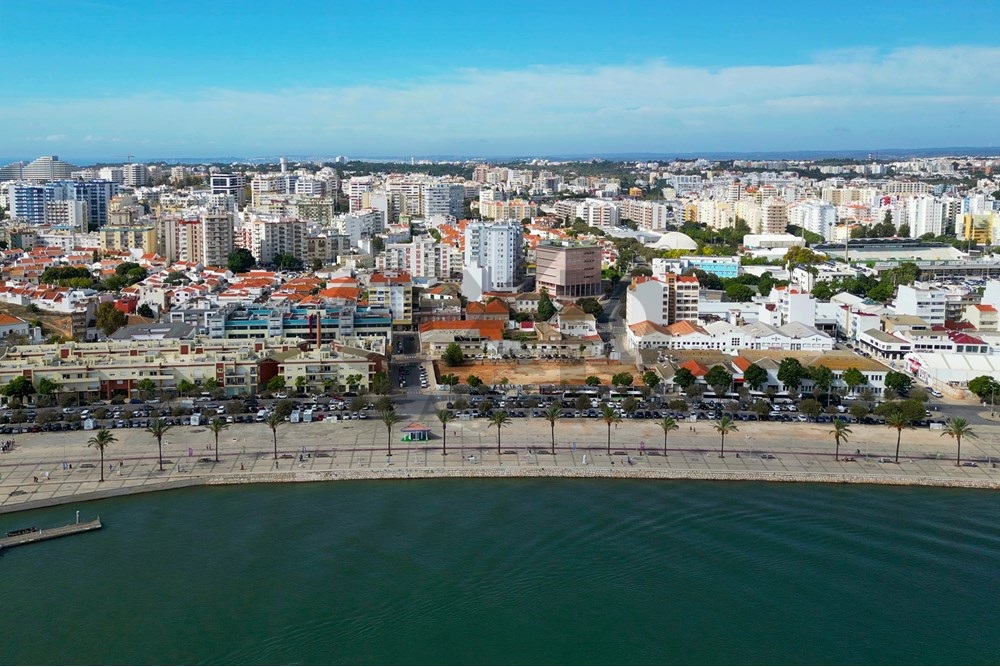 Lindo Apartamento T2 Renovado com Vista Deslumbrante para o Rio e a Cidade