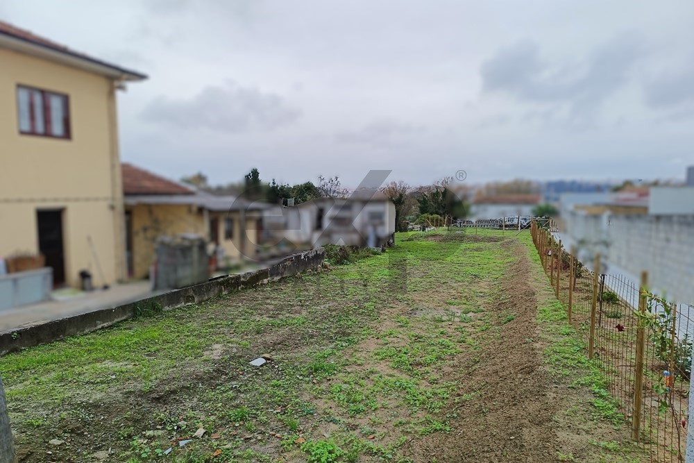 Urban plot with approved project for 4-bedroom villa in the center of Oliveira do Douro