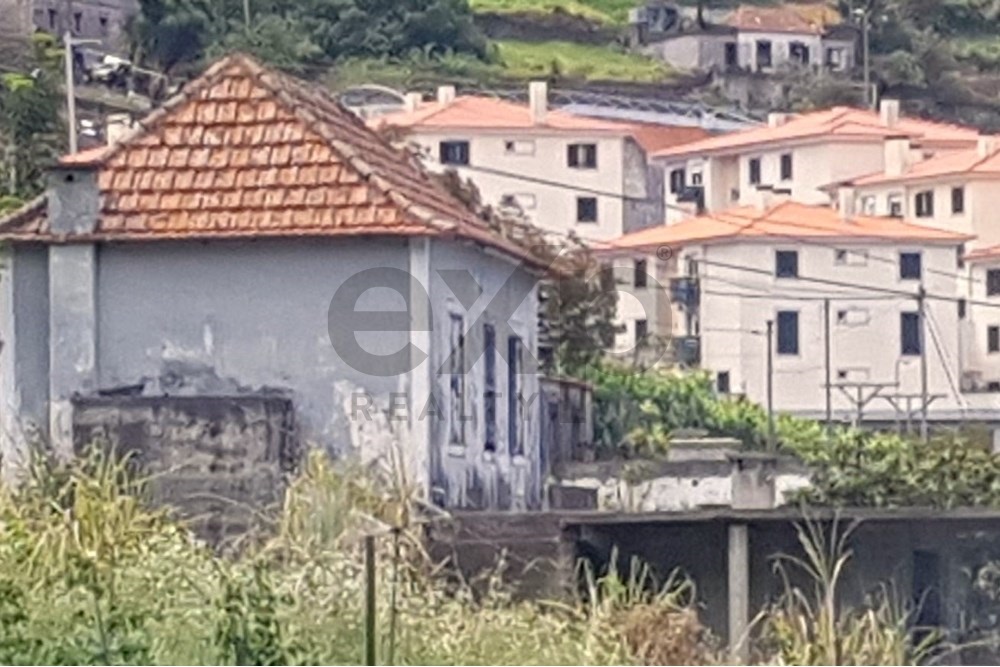 Casa Rústica para Remodelar em Campanário - Madeira