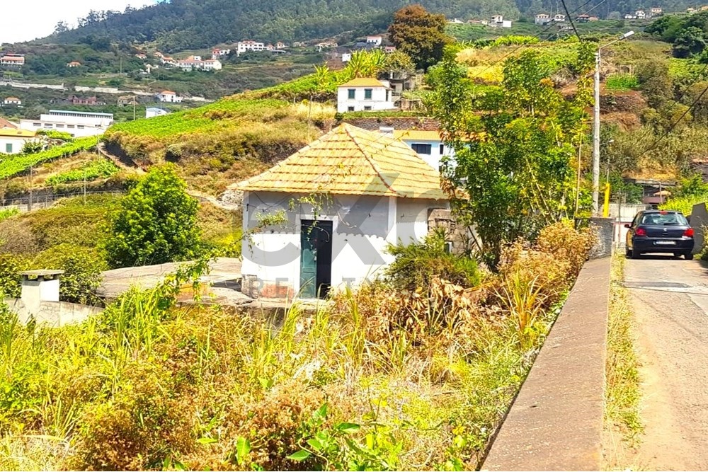 Casa Rústica para Remodelar em Campanário - Madeira