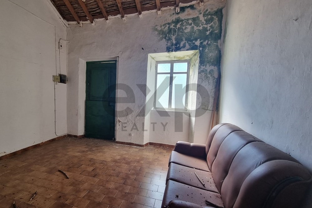 House with land for renovation in Peares de Quelfes, Olhão – Exclusive!