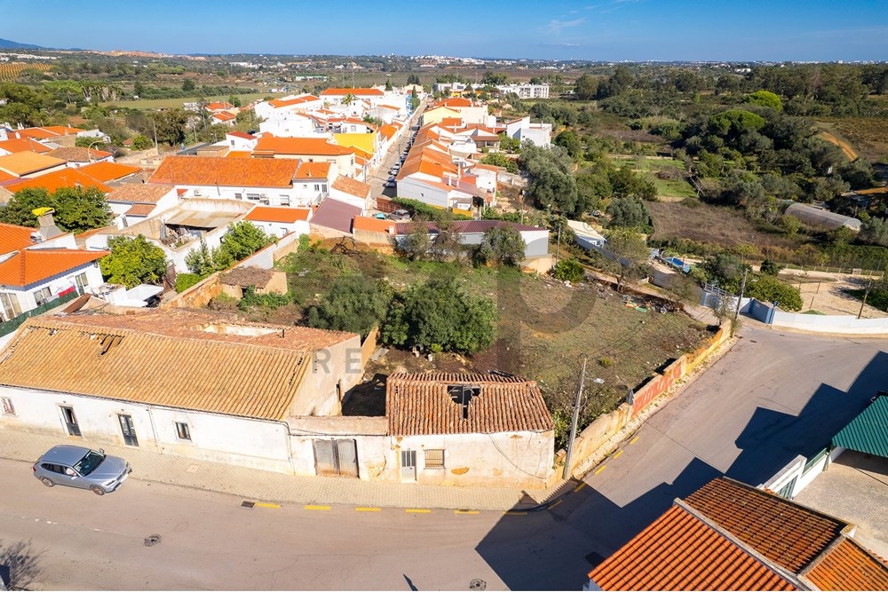 Construction Plot in Central Odiáxere For Building Apartments or Villas