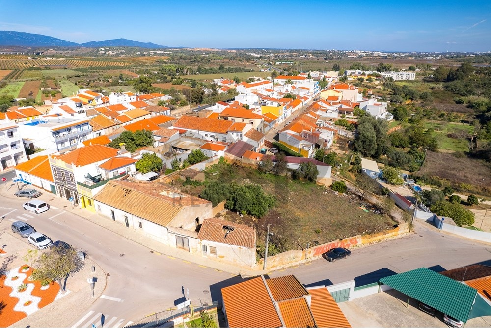 Construction Plot in Central Odiáxere For Building Apartments or Villas