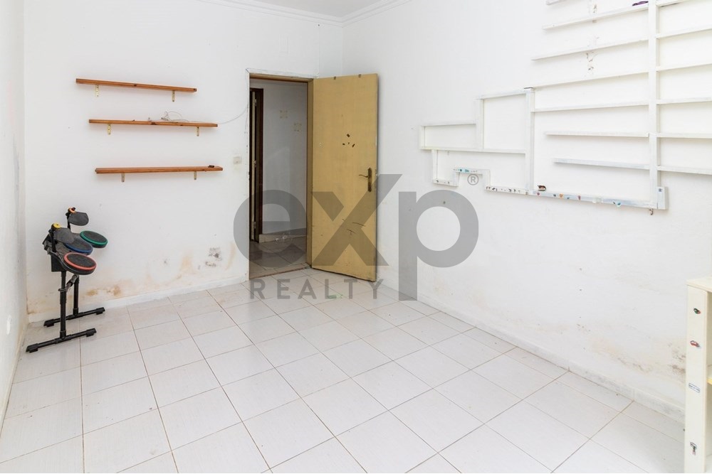 Apartamento T2 para Remodelar com Quintal e Garagem no Centro de Olhão!